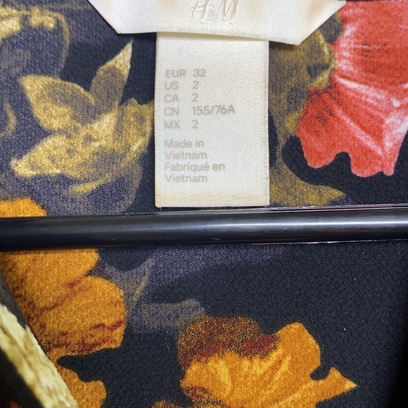 H&M - Black Floral Dress with Long Sleeves Size 2 - Picture 4 of 8